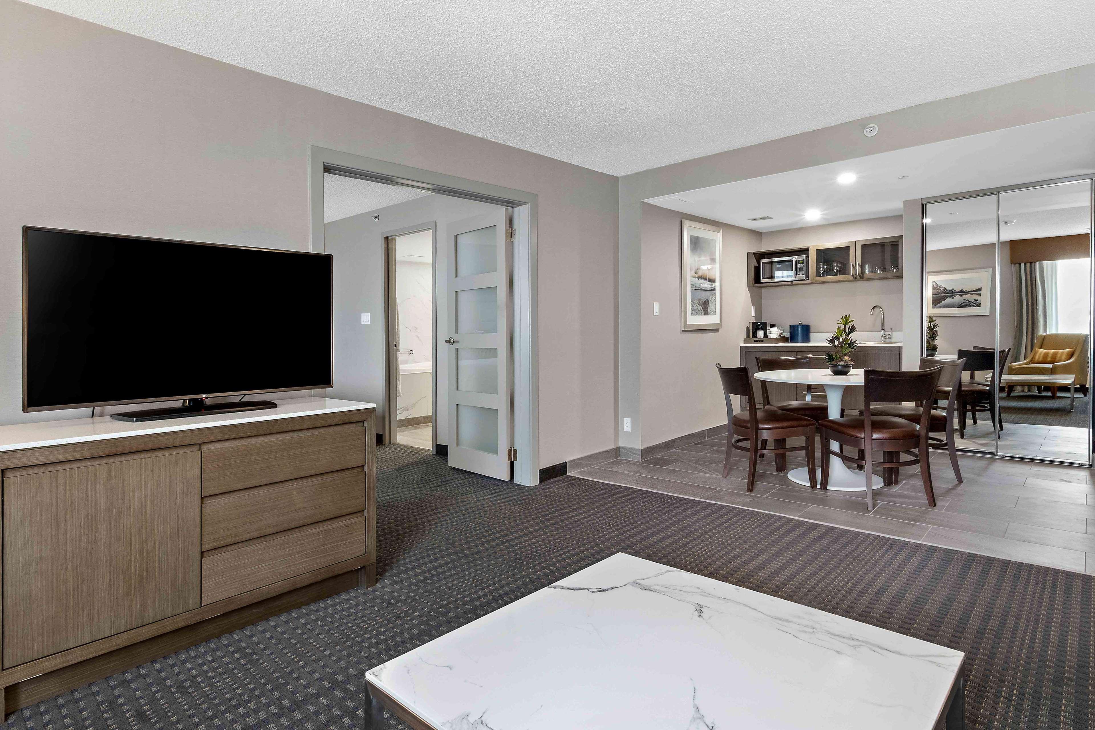 Best Western Premier Calgary Plaza Hotel&Conference Centre Exterior foto