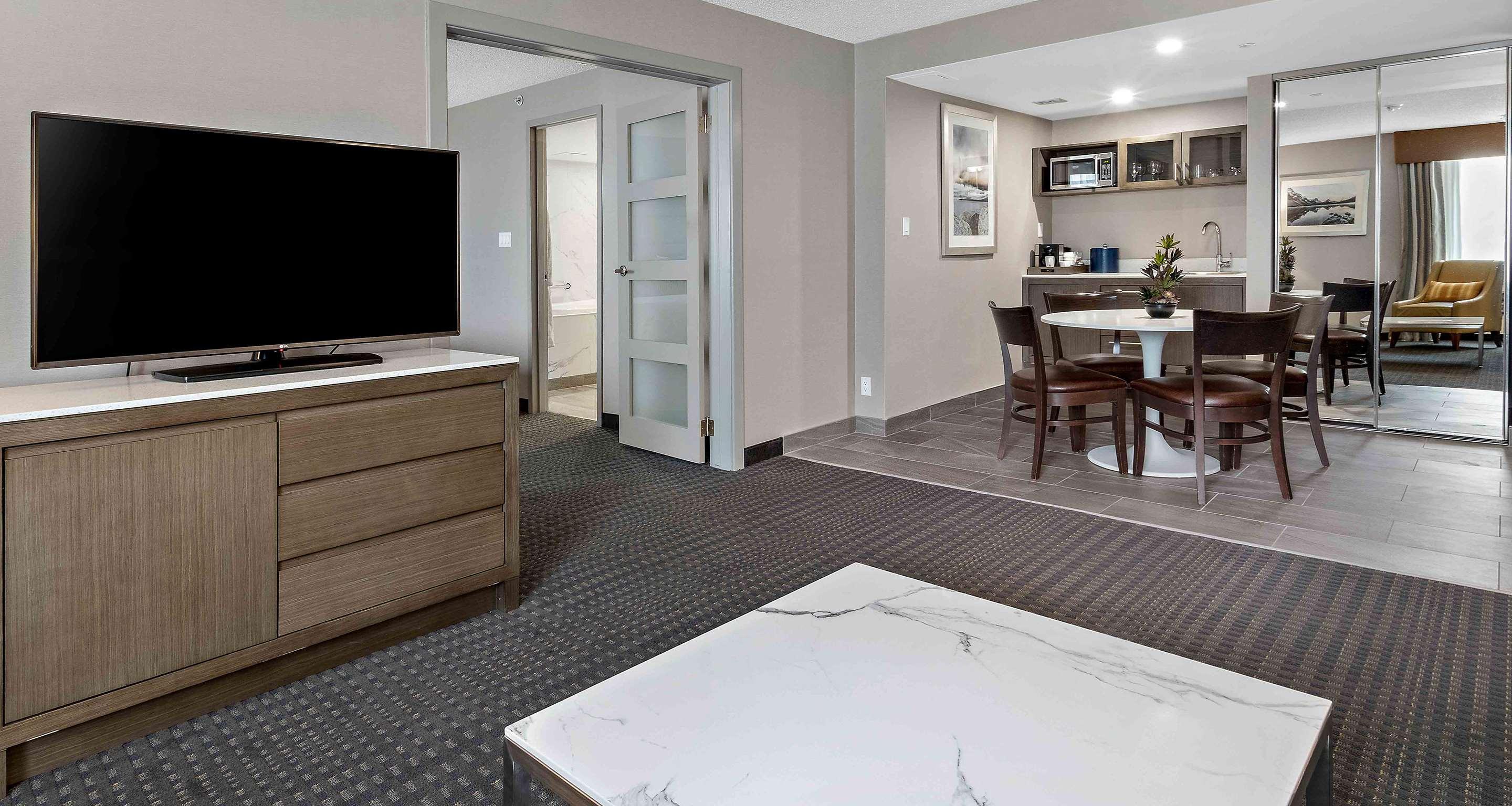 Best Western Premier Calgary Plaza Hotel&Conference Centre Exterior foto