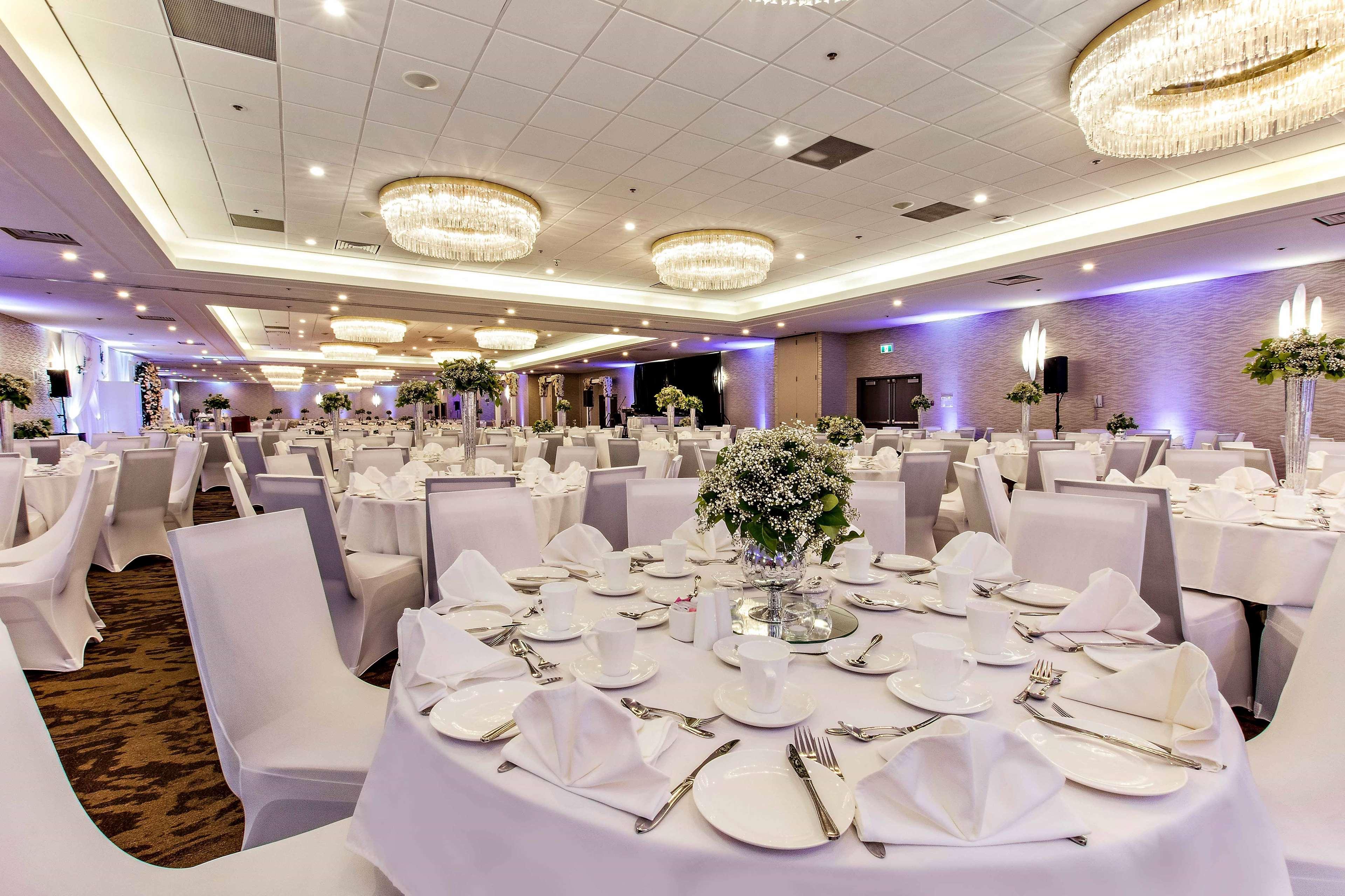 Best Western Premier Calgary Plaza Hotel&Conference Centre Exterior foto