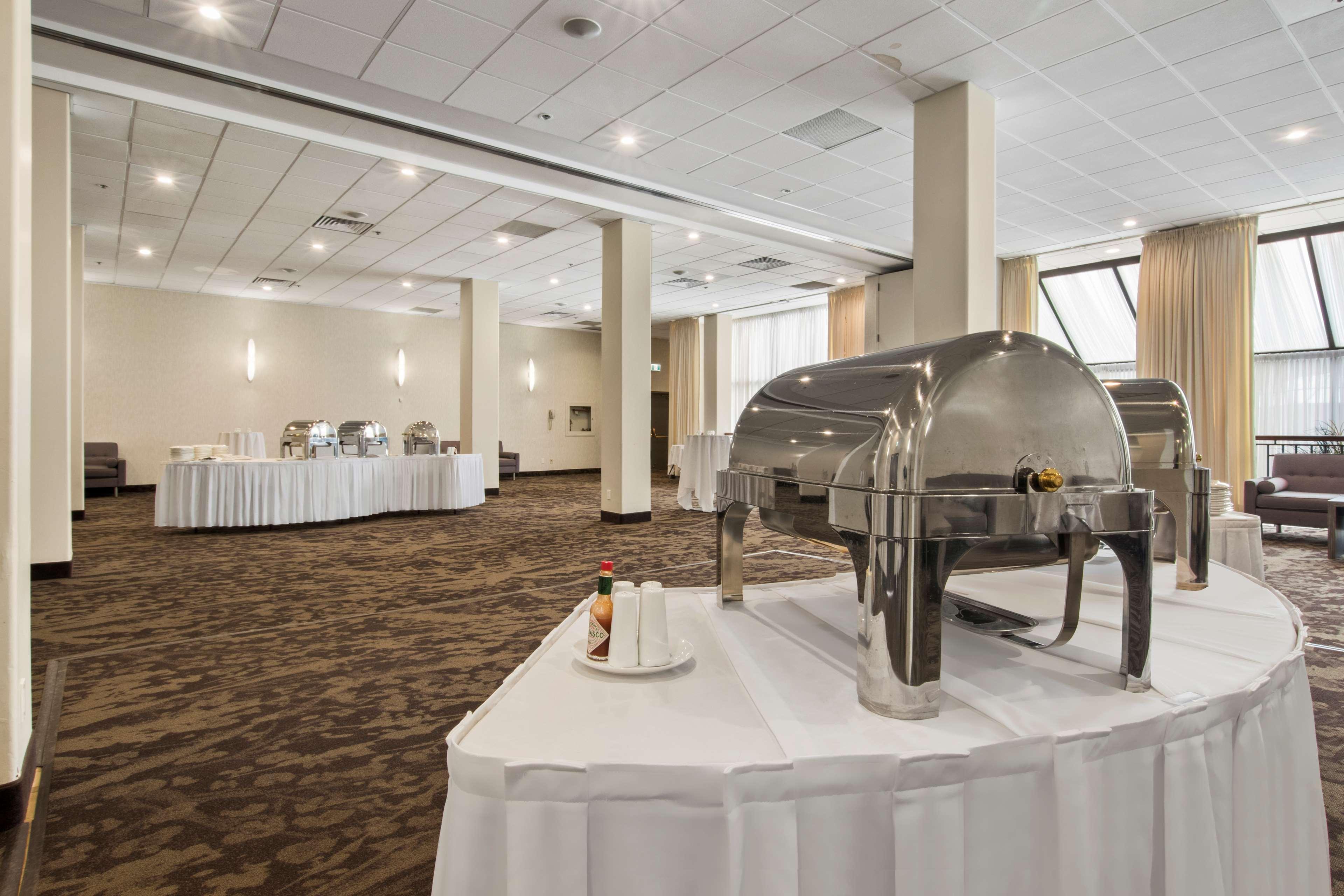 Best Western Premier Calgary Plaza Hotel&Conference Centre Exterior foto