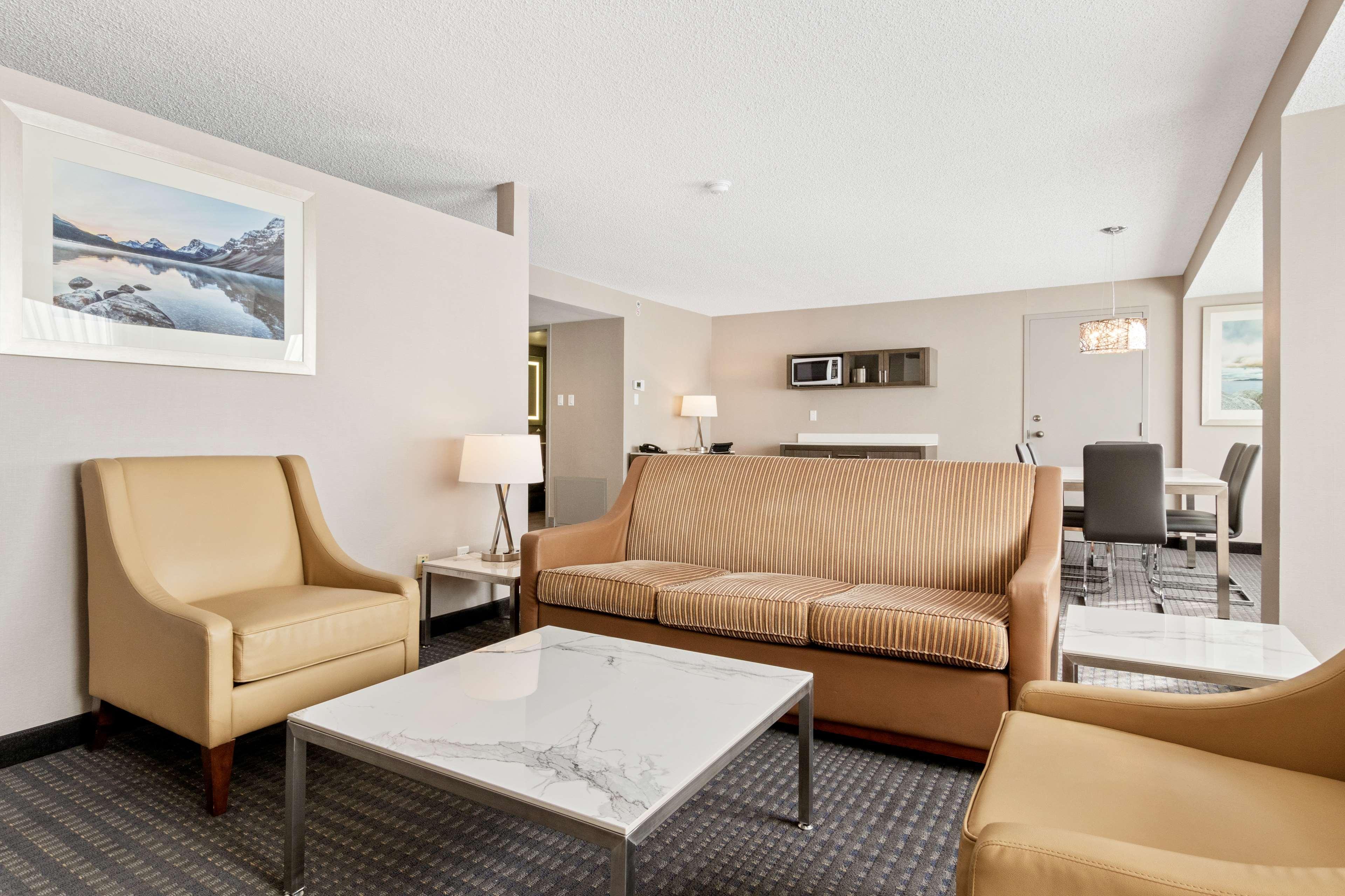 Best Western Premier Calgary Plaza Hotel&Conference Centre Exterior foto