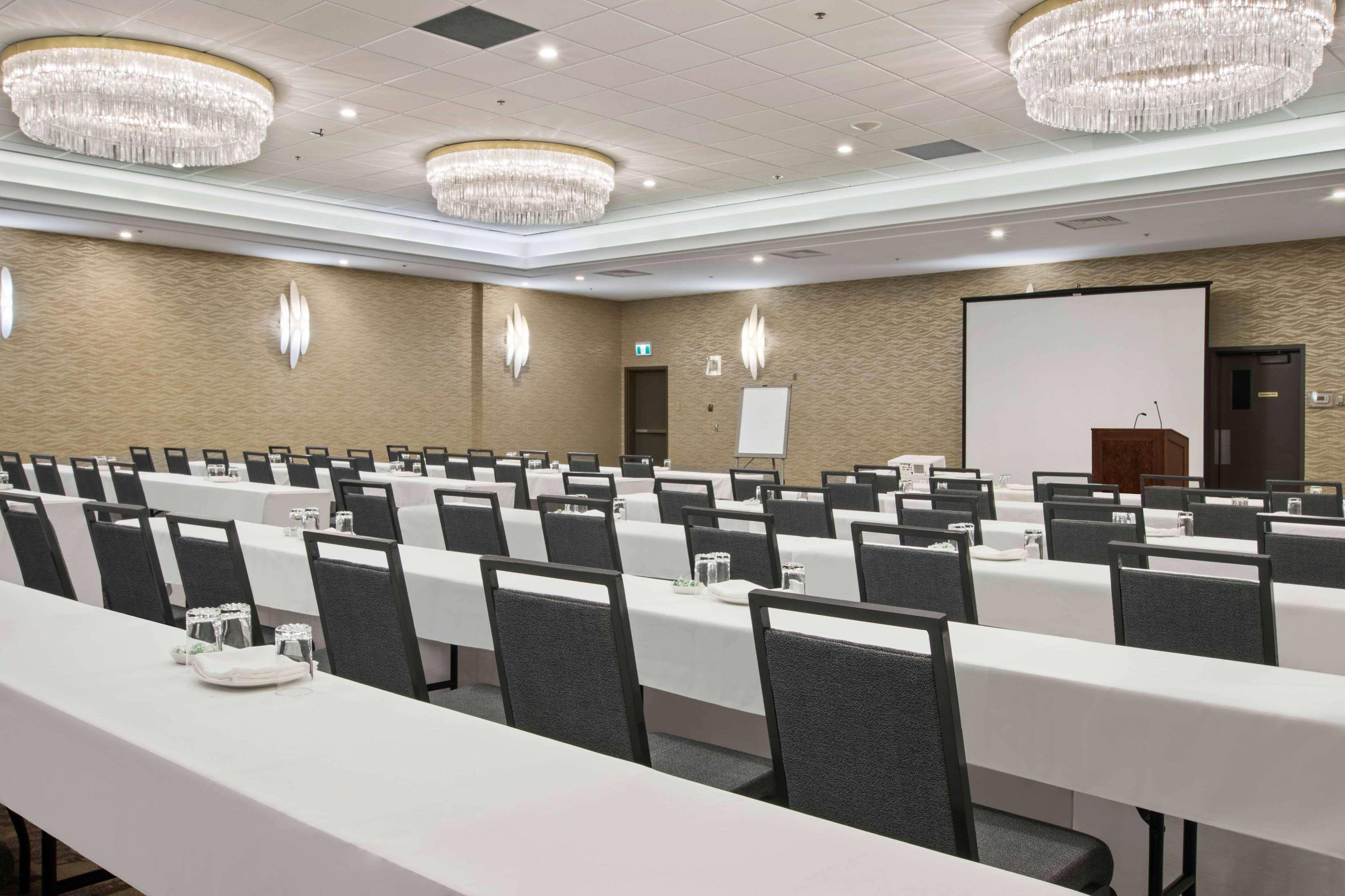 Best Western Premier Calgary Plaza Hotel&Conference Centre Exterior foto