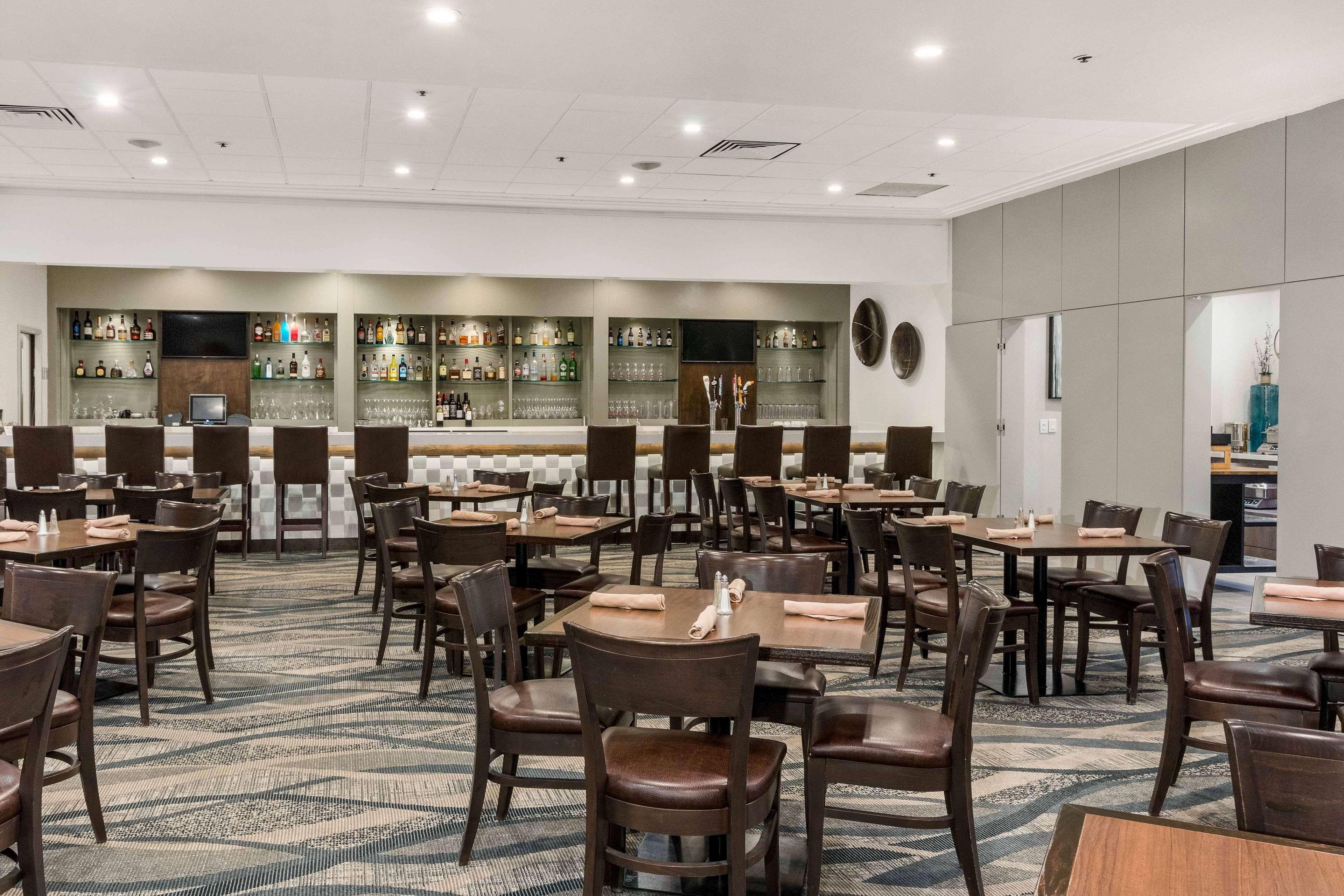 Best Western Premier Calgary Plaza Hotel&Conference Centre Exterior foto