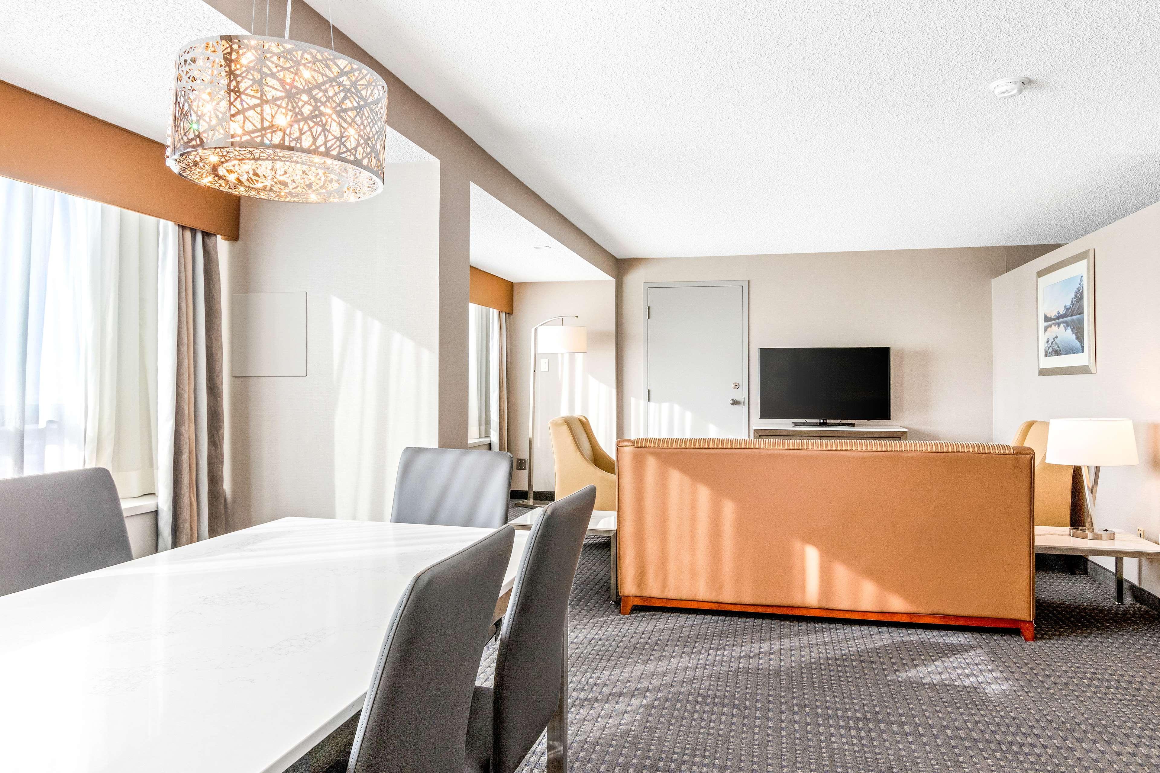 Best Western Premier Calgary Plaza Hotel&Conference Centre Exterior foto