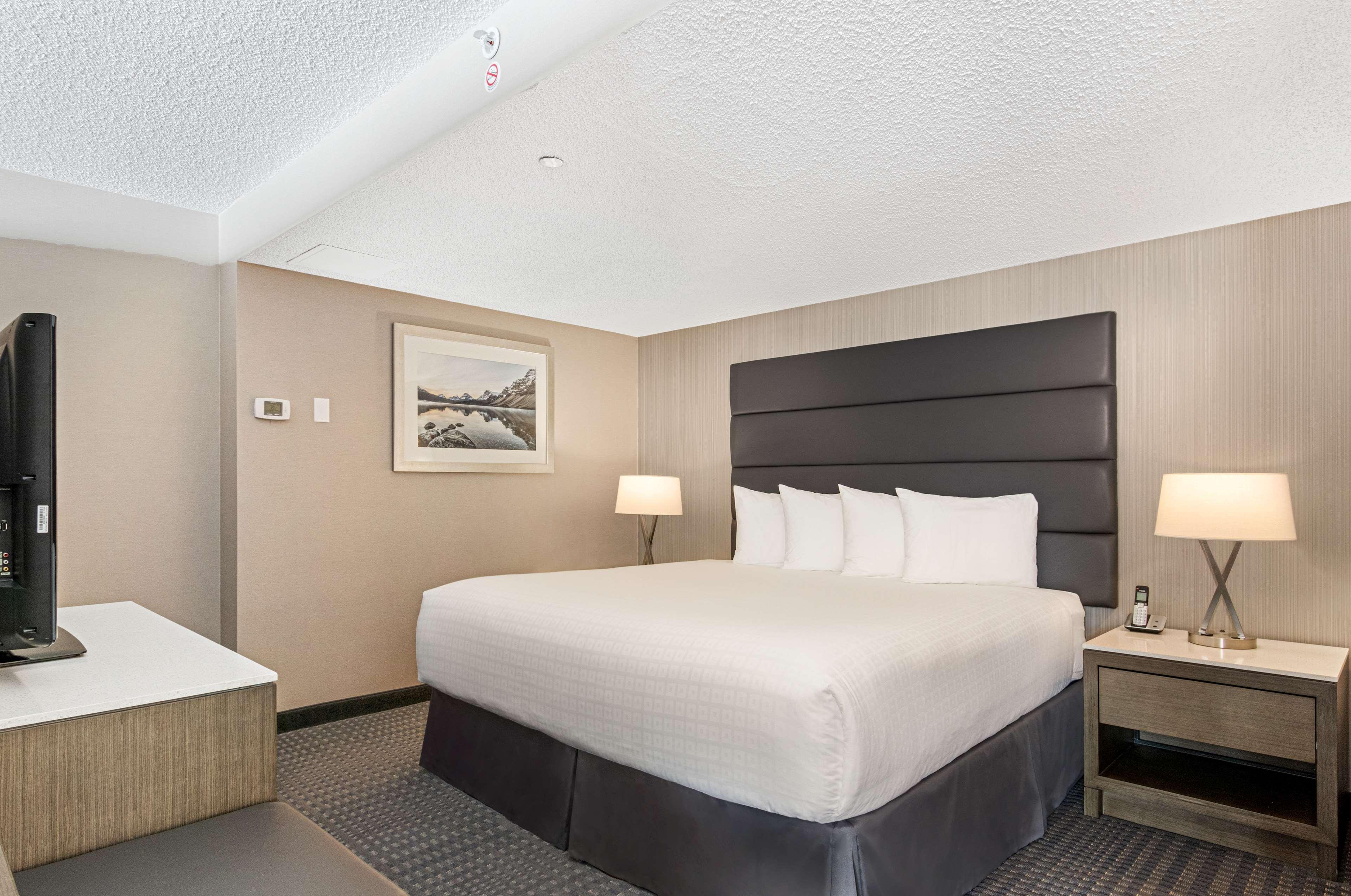 Best Western Premier Calgary Plaza Hotel&Conference Centre Exterior foto