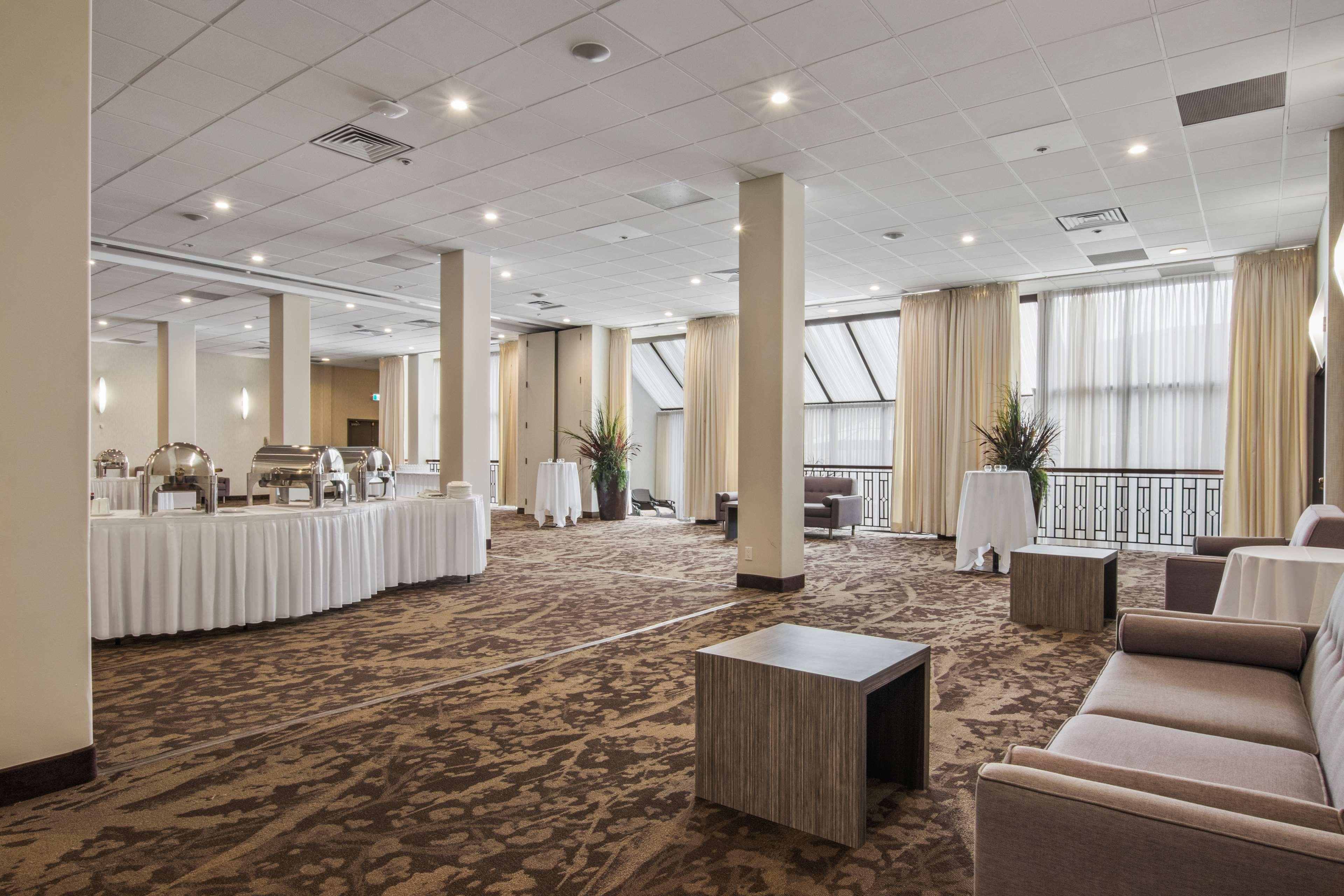 Best Western Premier Calgary Plaza Hotel&Conference Centre Exterior foto