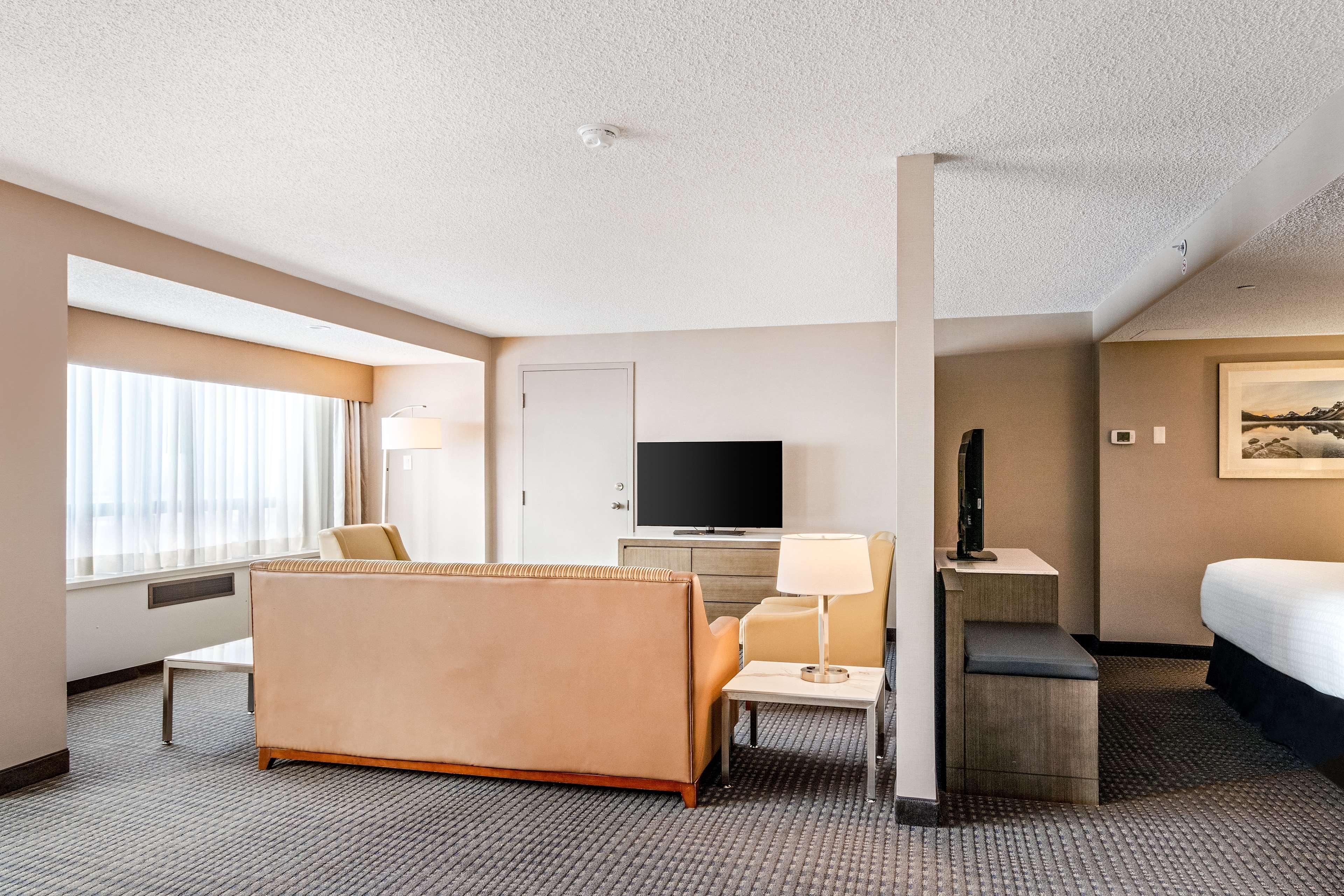 Best Western Premier Calgary Plaza Hotel&Conference Centre Exterior foto