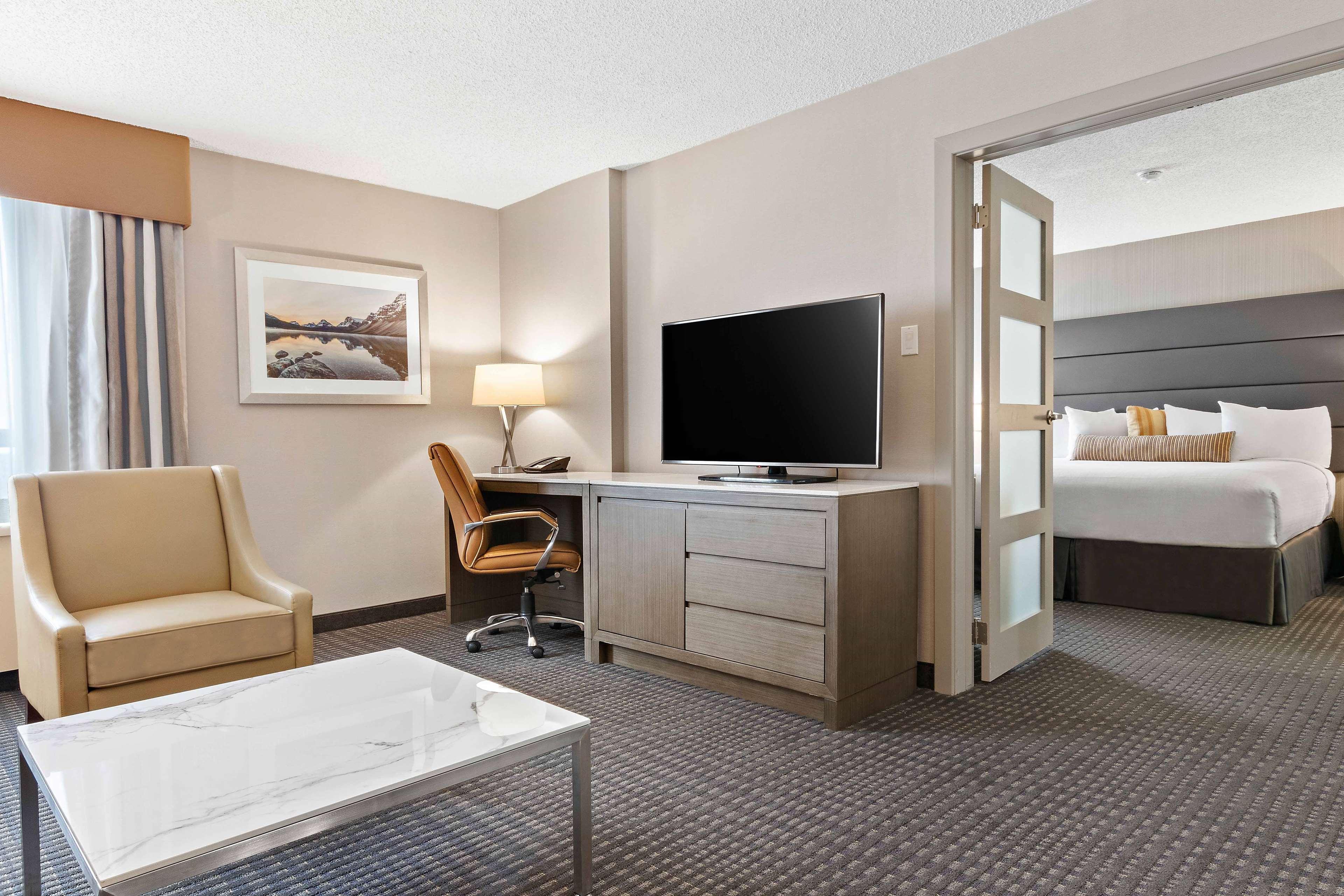Best Western Premier Calgary Plaza Hotel&Conference Centre Exterior foto