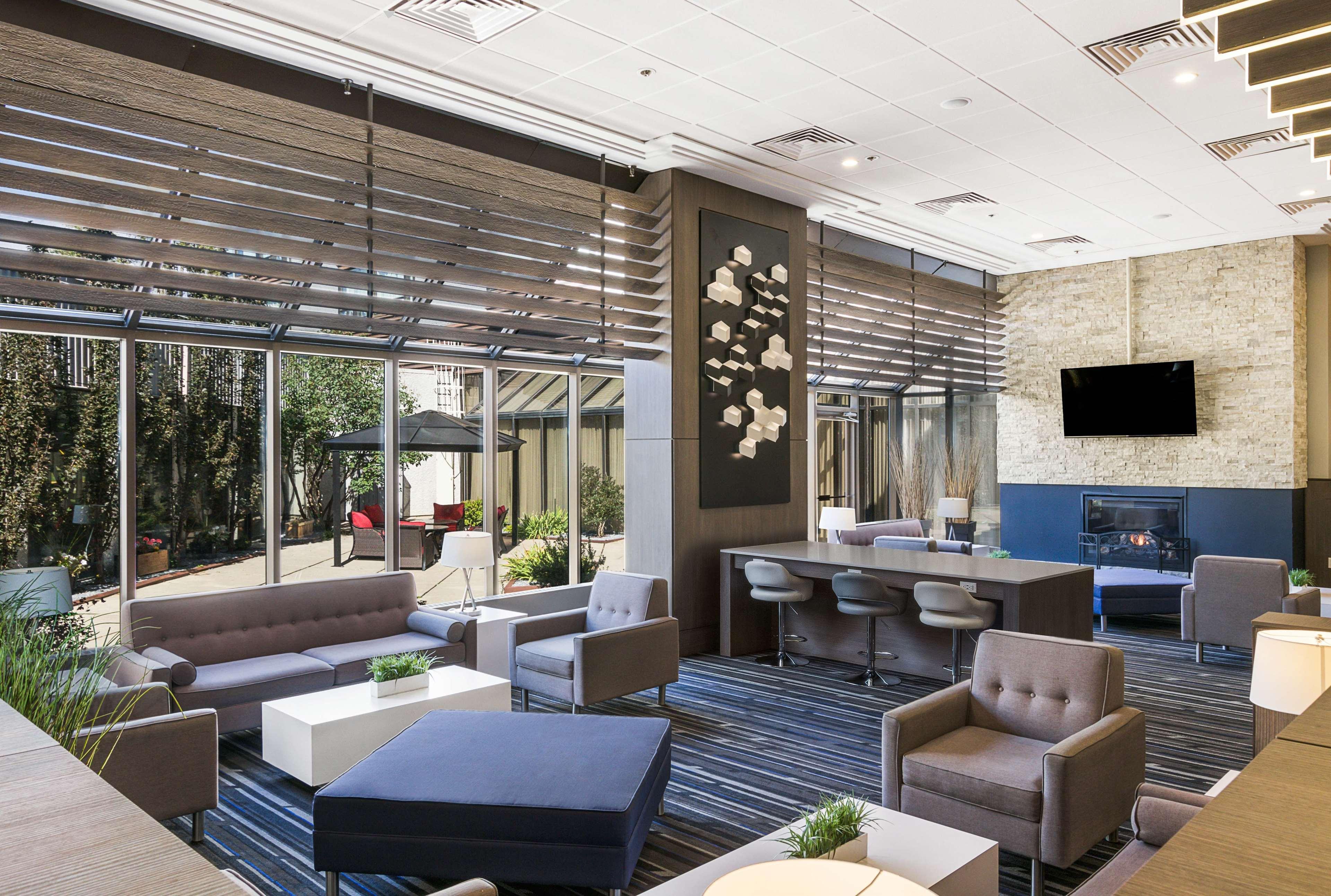 Best Western Premier Calgary Plaza Hotel&Conference Centre Exterior foto