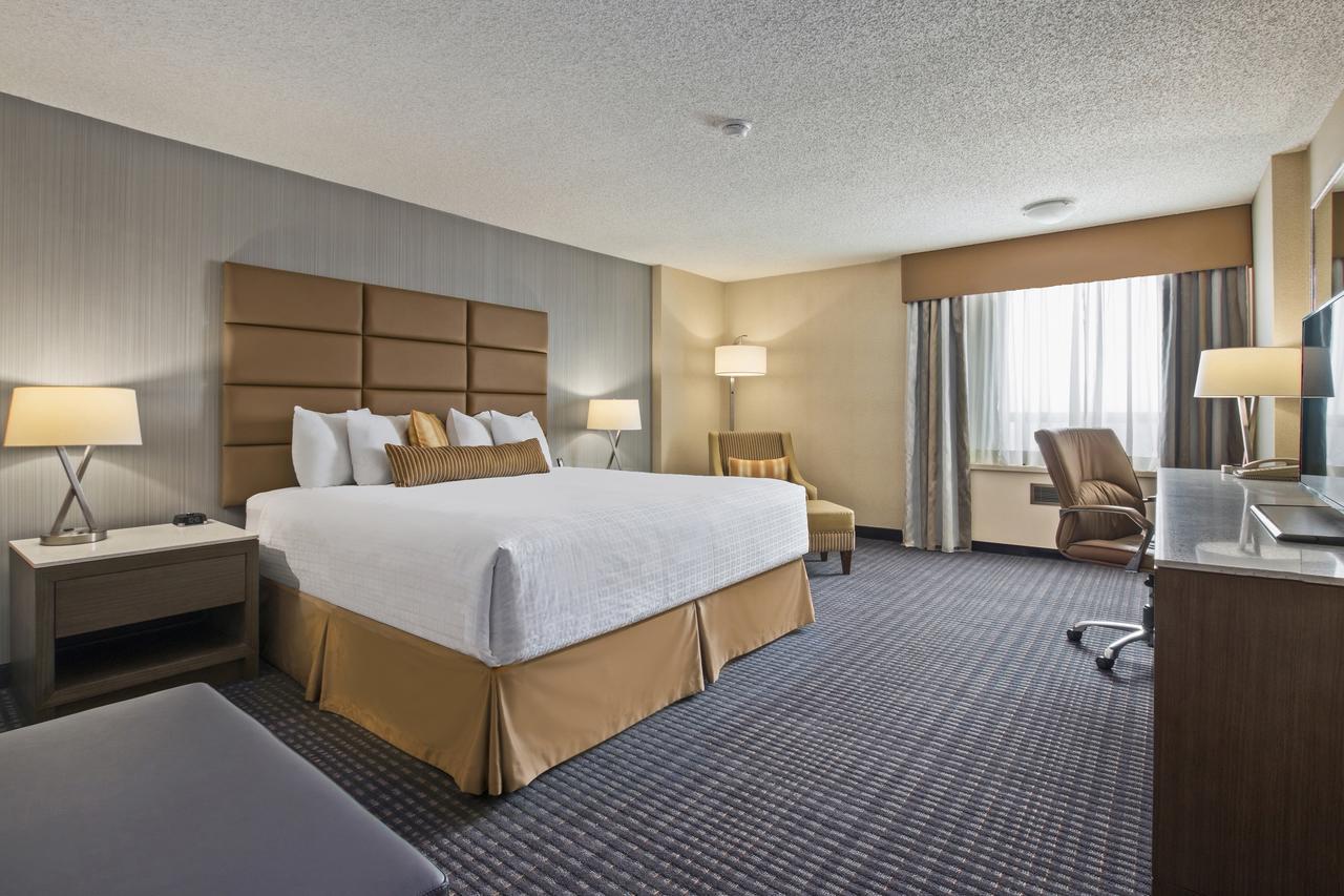 Best Western Premier Calgary Plaza Hotel&Conference Centre Exterior foto