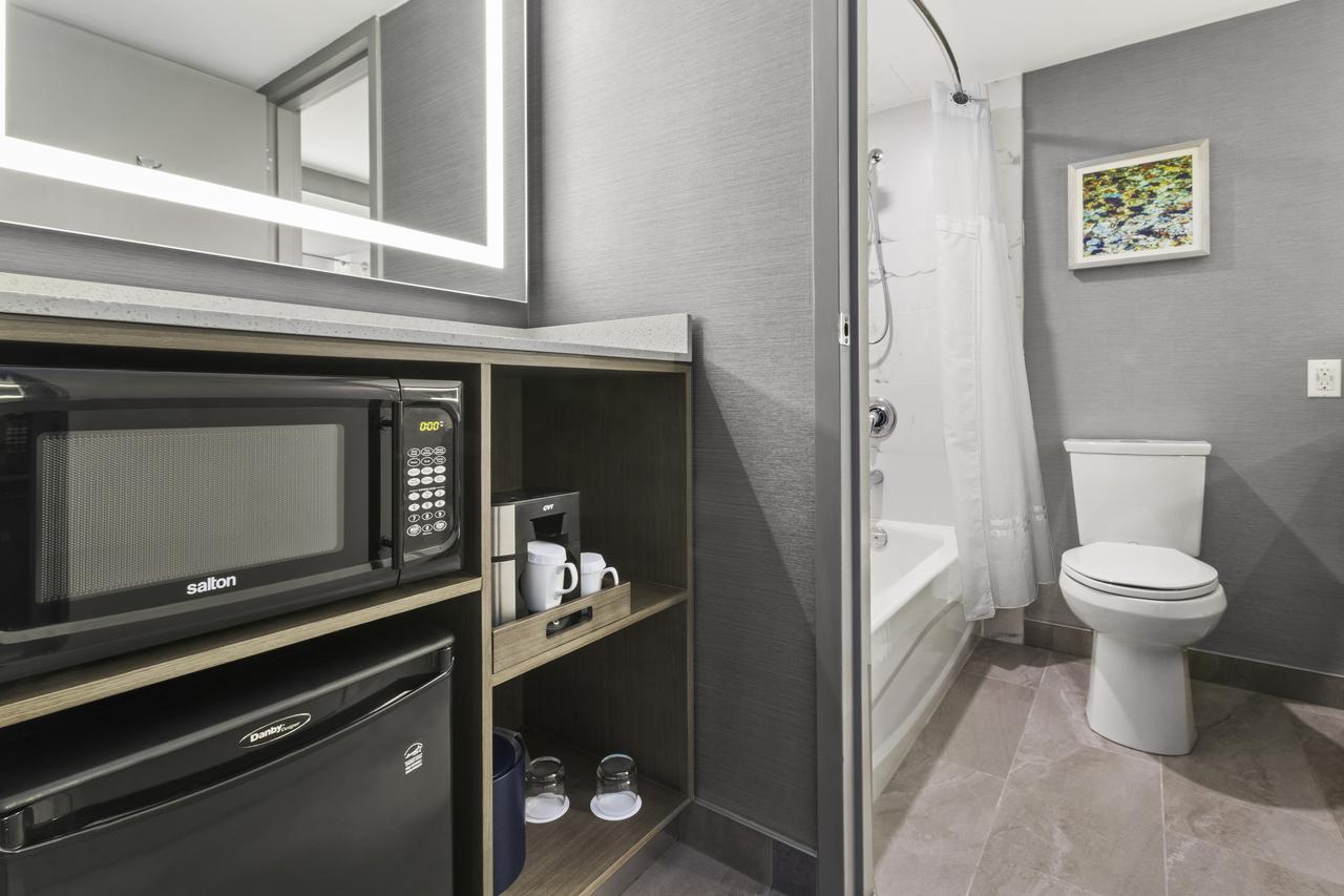 Best Western Premier Calgary Plaza Hotel&Conference Centre Exterior foto