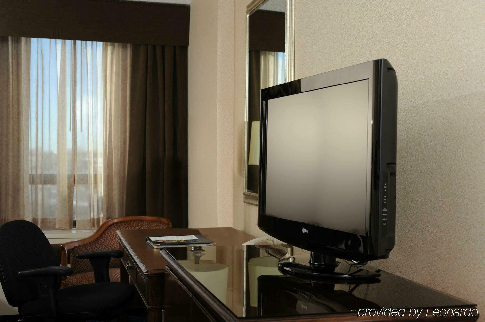 Best Western Premier Calgary Plaza Hotel&Conference Centre Zimmer foto